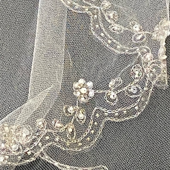 Davids Bridal fine netting veil w/ delicate beading flower details scalloped hem - Picture 2 of 6